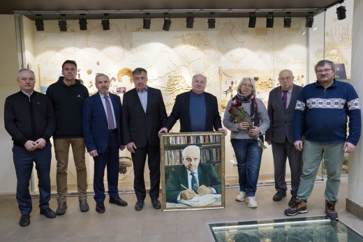 V.I.Kovtun presented Karazin University with a portrait of B.A.Shramko on the occasion of the 104th anniversary of the birth of the renowned archaeologist